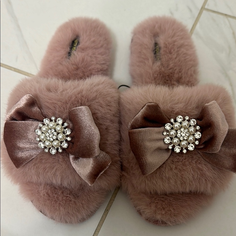 Medium (6.5) Elegant Pink Furry Slippers with Bow